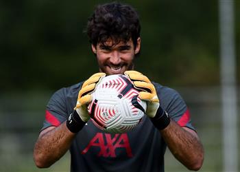 أليسون يحذر زملاءه في ليفربول قبل عودة الدوري الإنجليزي