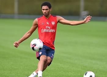 محمد النني يعود إلى آرسنال وغموض حول مستقبله