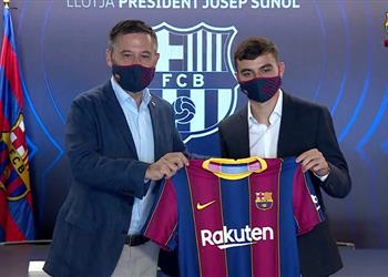 فيديو وصور بيدري يوقع على عقود انضمامه لـ برشلونة