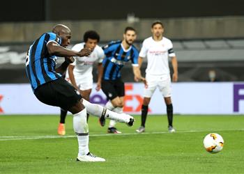 فيديو لوكاكو يسجل هدف إنتر ميلان الأول أمام إشبيلية