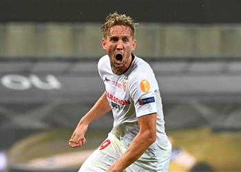 دي يونج الرأسيات تخصصي وإنتر ميلان سجل من لا شيء