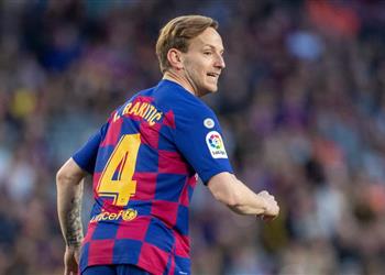 فيديو راكيتيتش يقفز في حمام السباحة احتفالا بتتويج إشبيلية بالدوري الأوروبي