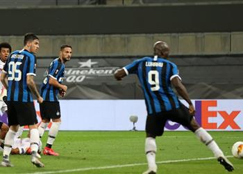 بعد انتهاء المباراة يويفا يغير رأيه ويحتسب هدف فوز إشبيلية لصالح لوكاكو