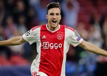 ليستر سيتي يزاحم برشلونة على ضم ظهير أياكس