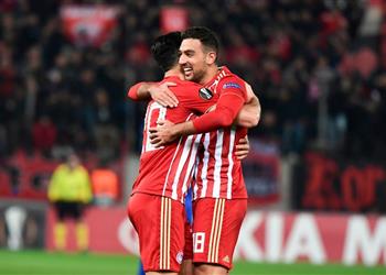 فيديو أولمبياكوس يحتفي بـ كوكا بعد تجديد عقده