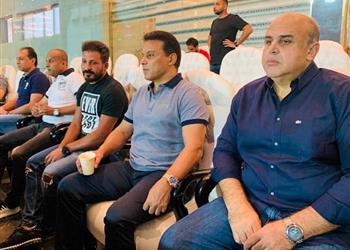 البدري وجهاز المنتخب يتابعون مباراة القمة بين الأهلي والزمالك