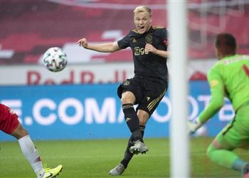 برشلونة يستغل سواريز لضم فان دي بيك من أياكس