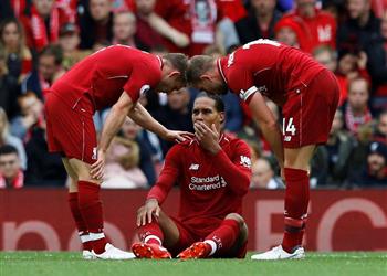 بالفيديو فان دايك يخرج مصاب ا من مباراة ليفربول وسالزبورج