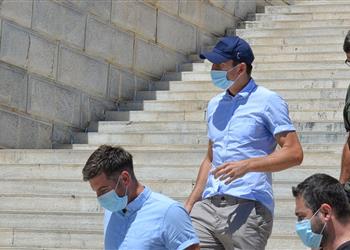 للاعتداء على ضابط وعرض رشوة الحكم على ماجواير بالسجن 21 شهرا