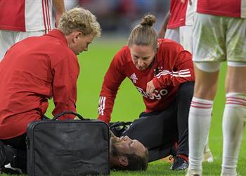 بليند يثير ذعر جماهير أياكس بإصابة مرعبة في ودية هرتا برلين