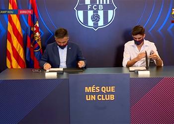 في وجود بارتوميو صور ترينكاو يوقع عقود انضمامه إلى برشلونة