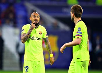 كومان يضغط على برشلونة لضم بديل فيدال من ليفربول