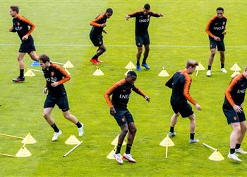 قائمة هولندا لمباراتي بولندا وإيطاليا ضم محمد إحتاراين وقطع الطريق على المغرب