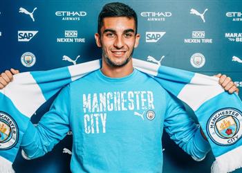 رسمي ا مانشستر سيتي يكشف أرقام قميصي توريس وآكي