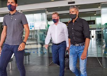 الصدفة تجمع بين كومان وسيرجي روبيرتو في مطار برشلونة