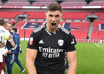 آرسنال يقترب من تجديد عقد حارسه