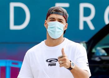 صورة سواريز يثير التكهنات بظهوره منفرد ا في تدريب برشلونة