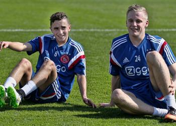 بعد انتقاله إلى مانشستر يونايتد لفتة رائعة من فان دي بيك تجاه عبد الحق نوري