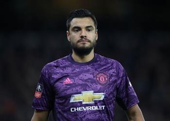 مانشستر يونايتد يساوم أستون فيلا بصفقة تبادلية للموافقة على رحيل روميرو