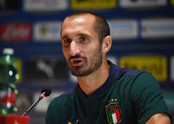 مدرب إيطاليا النظارة تسببت في غياب كيليني عن مواجهة البوسنة والهرسك