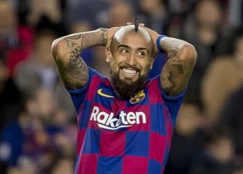 برشلونة يضع شرط ا واحد ا لرحيل فيدال إلى إنتر مجان ا