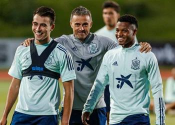 إنريكي يرفض مقارنة فاتي بـ ميسي ويؤكد هدوئه يدهشني وسيكون له مستقبل عظيم