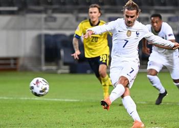 ديشامب يدافع عن جريزمان بعد إهدار ركلة جزاء في مباراة فرنسا والسويد