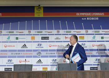 رئيس ليون يحسم الجدل بشأن حقيقة مفاوضات برشلونة لضم ديباي