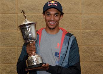 أرنولد يقتنص جائزة أفضل لاعب شاب في الدوري الإنجليزي