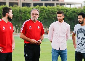 بالصور رمضان صبحي يحضر مران بيراميدز وترحيب خاص من عبد الله السعيد