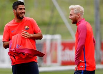 سواريز يسخر من الشائعات بشأن مستقبله مع برشلونة