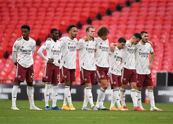 أمام أنظار برشلونة باريس سان جيرمان يقترب من ضم مدافع آرسنال