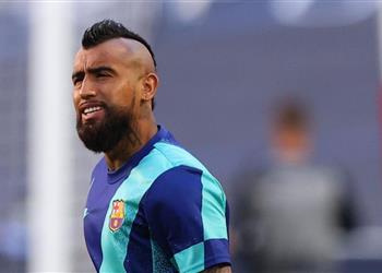 برشلونة يستغل فيدال للتفاوض على صفقة دفاعية من إنتر ميلان والأخير يرد