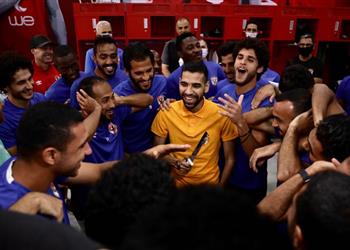 صور الأهلي يسلم مؤمن زكريا قيمة عقده كاملا واللاعبون يكرمونه بالتصفيق و التورتة