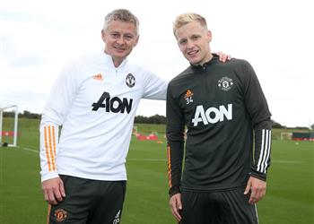 سولشاير يتغنى بقدرات فان دي بيك قادر على اللعب في أكثر من مركز