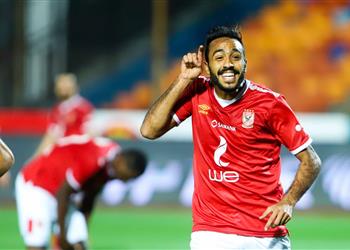 كهربا على دكة بدلاء الأهلي أمام الإسماعيلي في الدوري