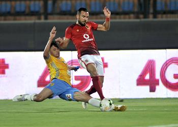 فيديو علي معلول يسجل هدف الأهلي الأول أمام الإسماعيلي من ركلة جزاء