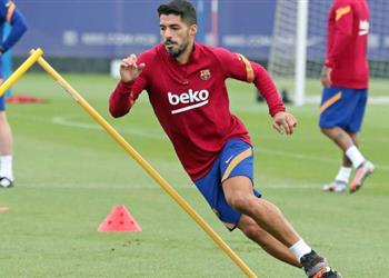 إذاعة إسبانية تكشف عن حديث كومان وسواريز بشأن مستقبله مع برشلونة