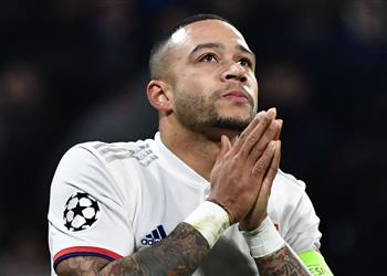 برشلونة يدرس عرض لاعبه على ليون لحسم صفقة ديباي