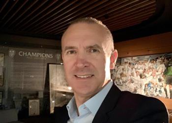 حوار بطولات 2 أسطورة ليدز يونايتد يشيد بصفقات تشيلسي ويؤكد ناديان سينافسان ليفربول على البريميرليج هذا الموسم