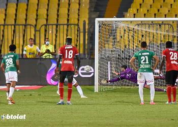 فيديو محمد الشناوي ينقذ الأهلي ويتصدى لركلة جزاء الاتحاد بعد طرد أحمد فتحي