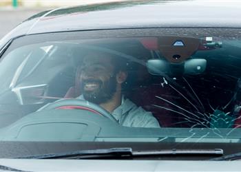 صور محمد صلاح يصل منزله في ونش بعد تعطل سيارته