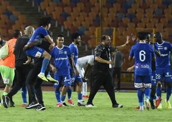 صورة وقف على الكرة إمام عاشور يشتبك مع لاعب أسوان بعد خسارة الزمالك