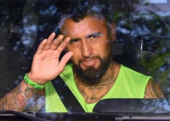 فيديو فيدال يطير إلى إيطاليا لإتمام انتقاله لـ إنتر ميلان
