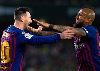 ميسي يودع فيدال فاجأتني وسنلتقي مرة أخرى