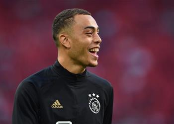 تقارير بايرن ميونخ يتغلب على برشلونة في سباق التعاقد مع ديست