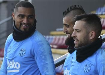 بواتينج يمازح فيدال بسببب الإنتر لقد ذهبت إلى الفريق الخطأ في ميلانو