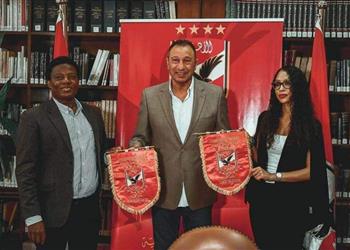 الخطيب يستقبل وفد سيمبا التنزاني ويهديه قميص وعلم الأهلي