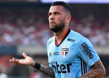 برشلونة أم الدوري الإنجليزي تقارير داني ألفيس يستهدف الرحيل عن ساو باولو والعودة إلى أوروبا