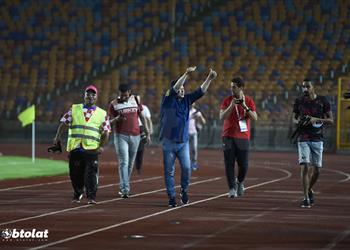 رضا عبد العال يكشف سر وضعه الكمامة على عينيه أمام الزمالك ويسخر من كارتيرون